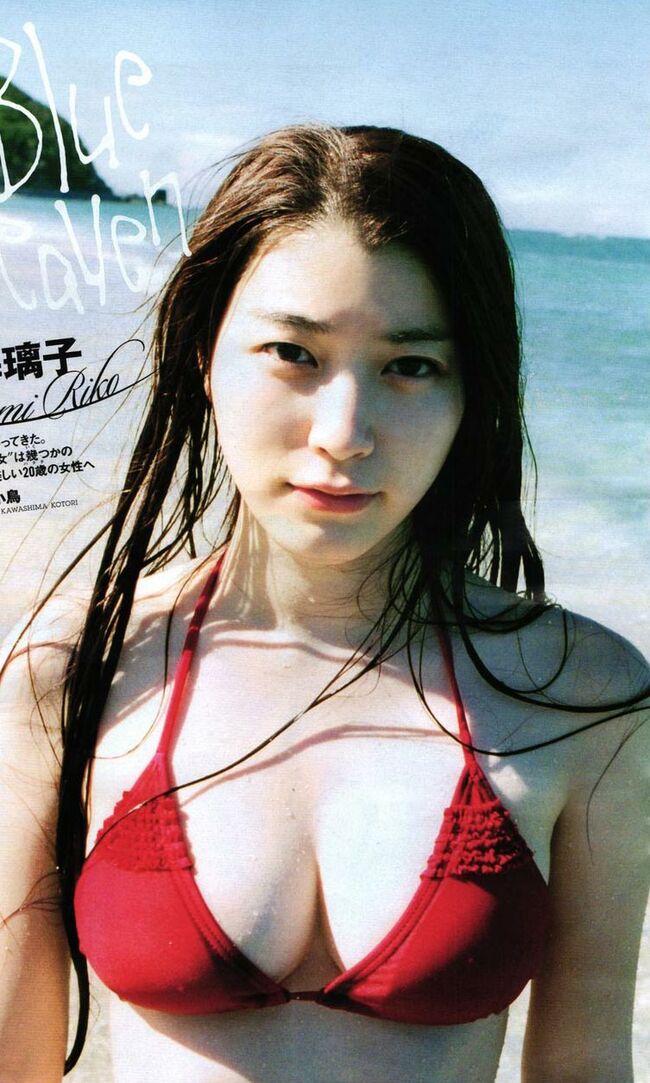 成海璃子が巨乳化！成長した谷間が無防備すぎる!のサムネイル