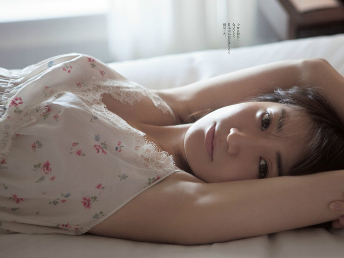 大島優子がAKB卒業前に過激グラビアでおっぱいを強調しすぎだろのサムネイル