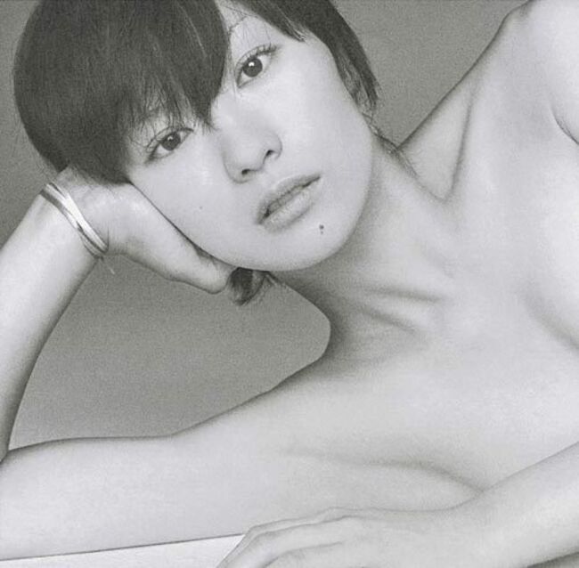 椎名林檎のセミヌード＆グラビア画像79枚 アルバムジャケの半裸ショットや谷間チラ・着衣巨乳まとめのサムネイル