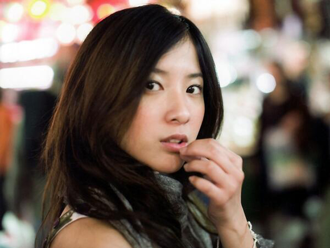 俺の由里子が男にチュパチュパ乳首が吸われているのサムネイル