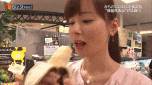 皆藤愛子がパンチラに続いてカワイイ困り顔を披露！次は胸チラをお願いしたいです！！002