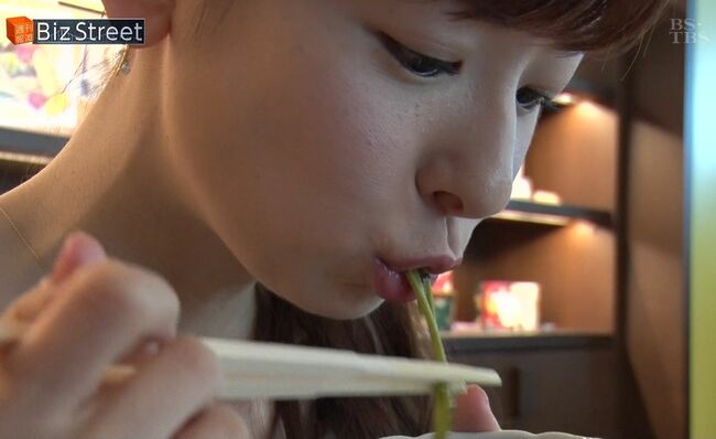 皆藤愛子がパンチラに続いてカワイイ困り顔を披露！次は胸チラをお願いしたいです！！094