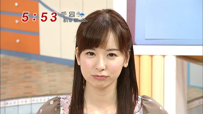 皆藤愛子がパンチラに続いてカワイイ困り顔を披露！次は胸チラをお願いしたいです！！100