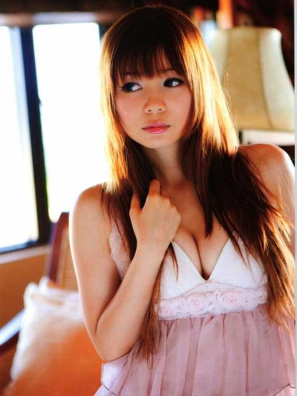 最近パンチラでも忙しい中川翔子のセクシー美乳エロ画像004