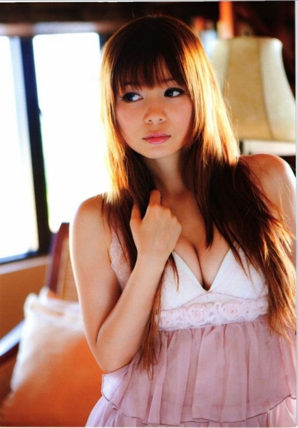 最近パンチラでも忙しい中川翔子のセクシー美乳エロ画像017