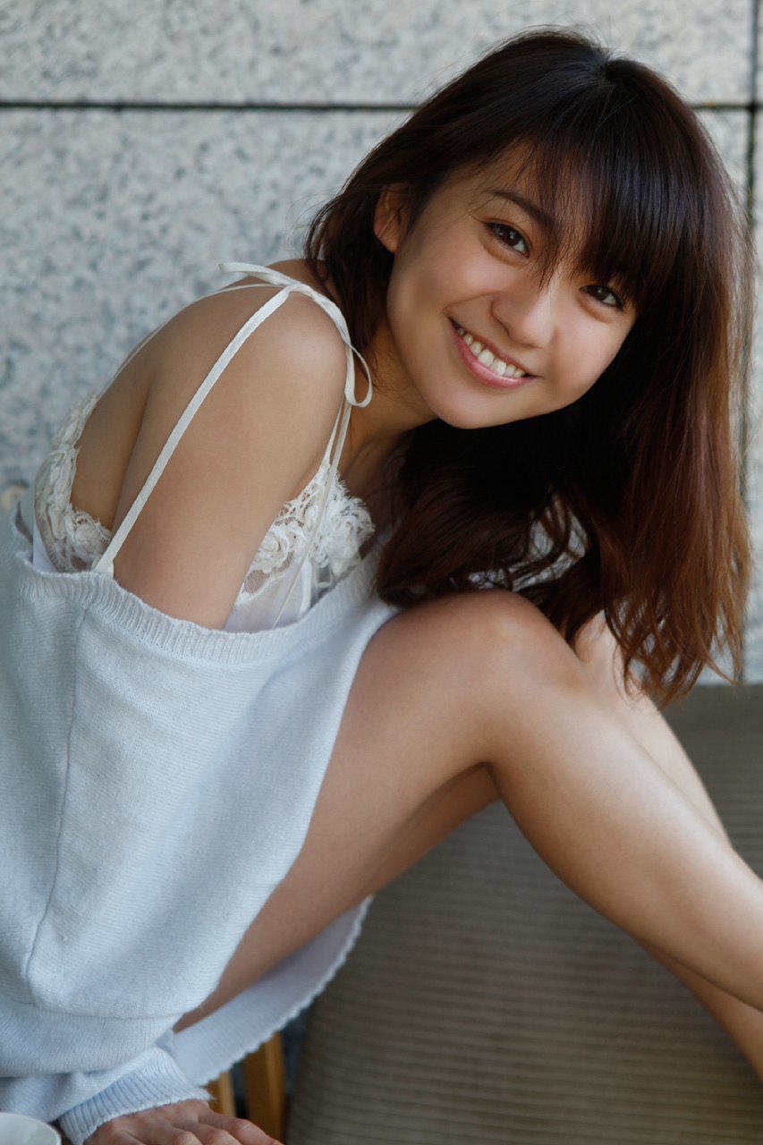 大島優子がAKB卒業前に過激グラビアでおっぱいを強調しすぎだろ012
