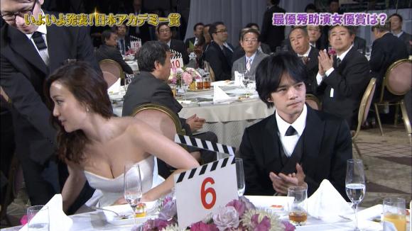 大島優子が日本アカデミー賞授賞式でセクシードレスで胸チラアピール004