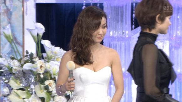 大島優子が日本アカデミー賞授賞式でセクシードレスで胸チラアピール005