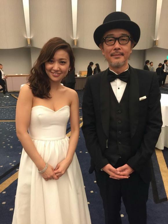 大島優子が日本アカデミー賞授賞式でセクシードレスで胸チラアピール010
