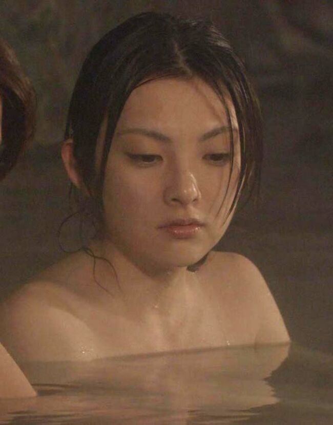田中麗奈(34)のドレス姿からおっぱいがこぼれてる件001