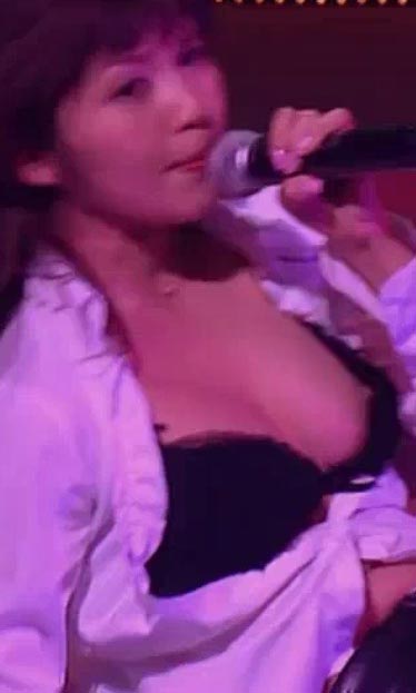 乳首ポロリをかましてくれたAAAの宇野美佐子ライブ画像ｗｗ010