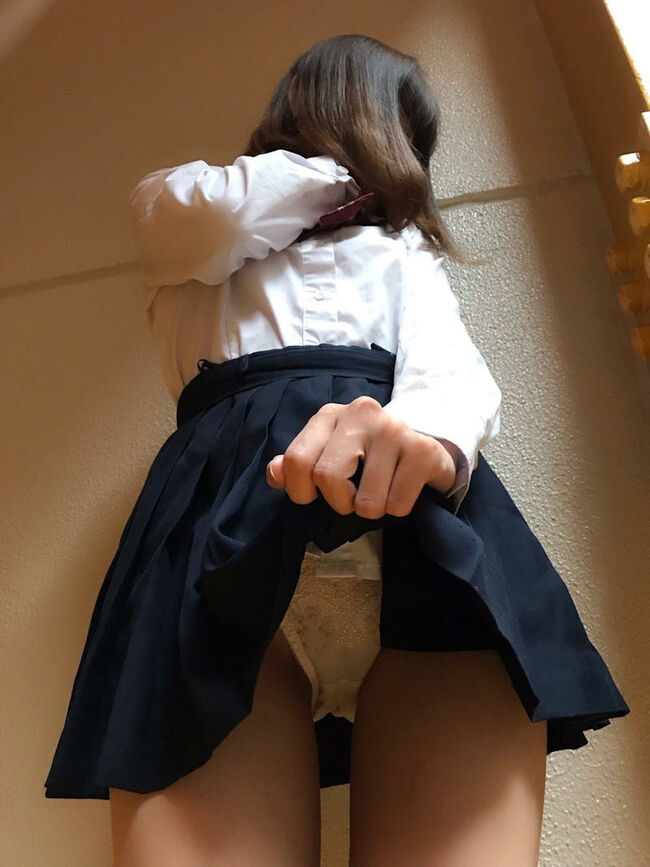 JKたくし上げエロ画像182枚 パンチラやおっぱい見せたい露出女子校生集めてみた032