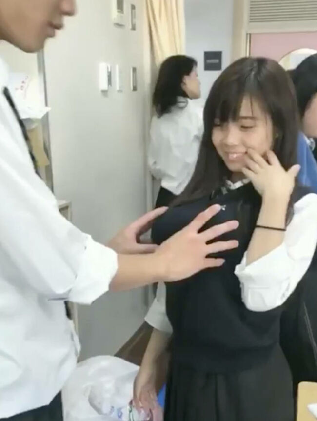 爆乳JK×制服っていう組み合わせ最強すぎｗｗｗ (エロ画像37枚)062