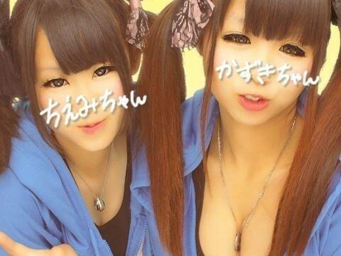 【エロプリ流出】プリクラ内のJKがおっぱい見せまくりｗのサムネイル