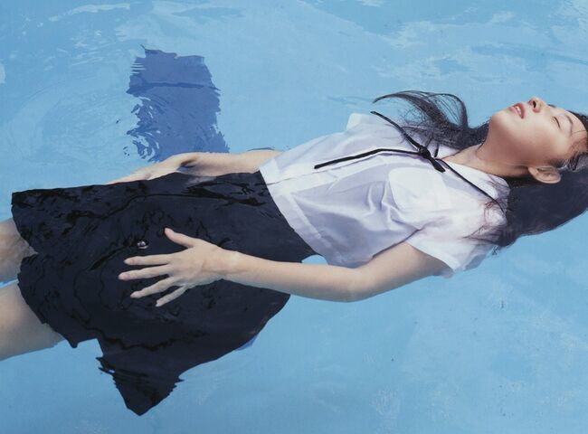 JKが制服を着たままビショビショになってマンコも濡れ濡れになったおっぱい画像！！のサムネイル