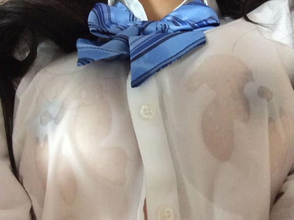 【胸ポチ】シャツから乳首がはっきりわかる卑猥な画像008