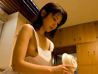 裸エプロンからのおっぱいチラリがエロすぎる! (30枚)のサムネイル