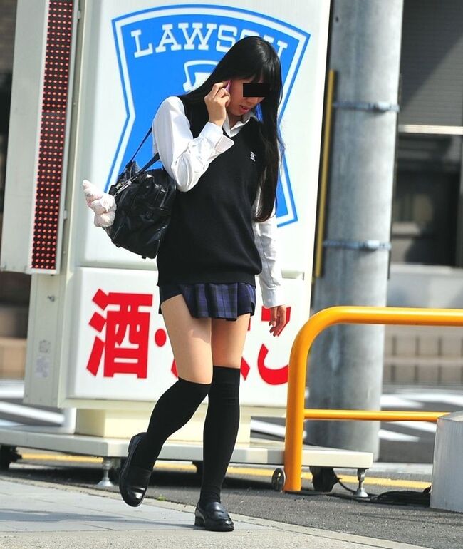 JKニーソックス エロ画像42枚 街撮りした太ももと絶対領域が最高な制服女子高生集めてみた002