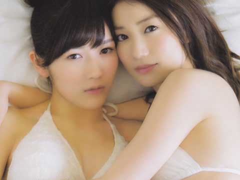 大島優子と渡辺麻友のこぼれてる美乳動画のサムネイル
