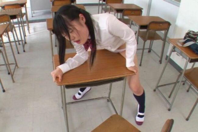 JK角オナエロ画像88枚 教室の机や椅子にマンコ擦りつけてオナニーしてる女子校生集めてみた053