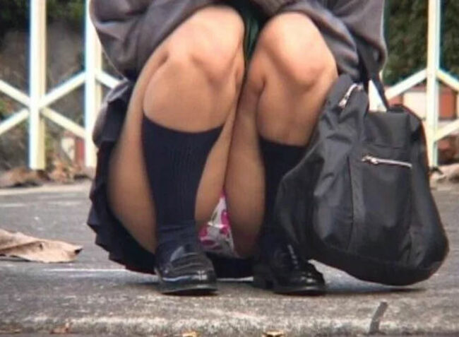 JKパンモロ画像111枚 制服女子校生の太ももやエロい食い込みパンツ集めてみた008