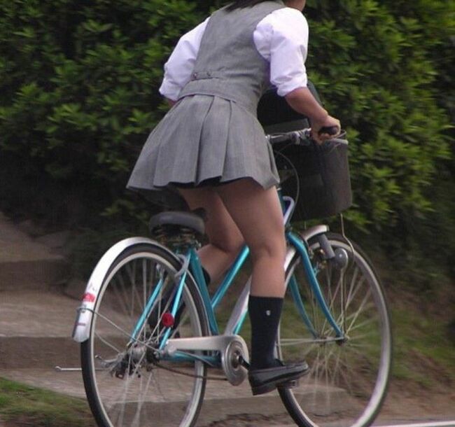 JK自転車パンチラエロ画像104枚 チャリで通学してる女子高生の立ちこぎや風チラ集めてみた002