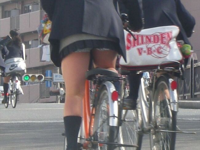 JK自転車パンチラエロ画像104枚 チャリで通学してる女子高生の立ちこぎや風チラ集めてみた005