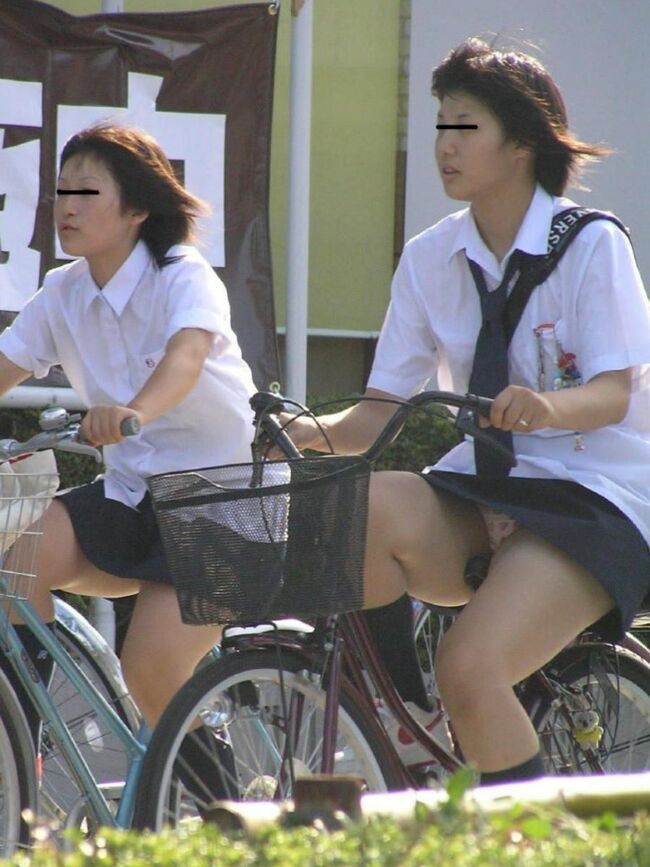 JK自転車パンチラエロ画像104枚 チャリで通学してる女子高生の立ちこぎや風チラ集めてみた014