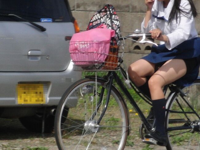 JK自転車パンチラエロ画像104枚 チャリで通学してる女子高生の立ちこぎや風チラ集めてみた035