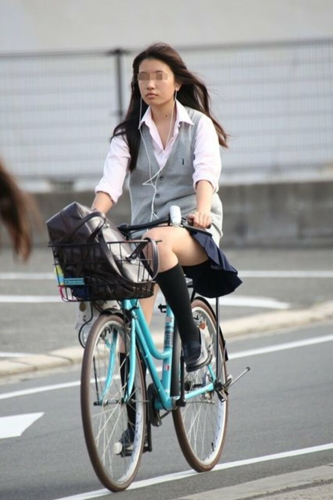 JK自転車パンチラエロ画像104枚 チャリで通学してる女子高生の立ちこぎや風チラ集めてみた037