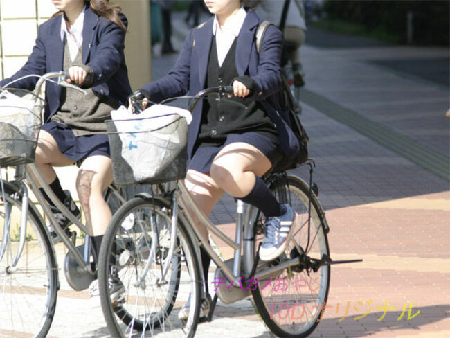 JK自転車パンチラエロ画像104枚 チャリで通学してる女子高生の立ちこぎや風チラ集めてみた040