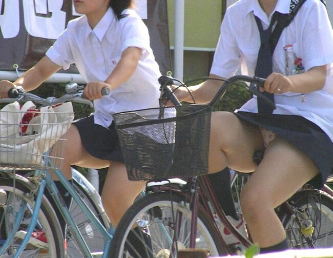 JK自転車パンチラエロ画像104枚 チャリで通学してる女子高生の立ちこぎや風チラ集めてみた049