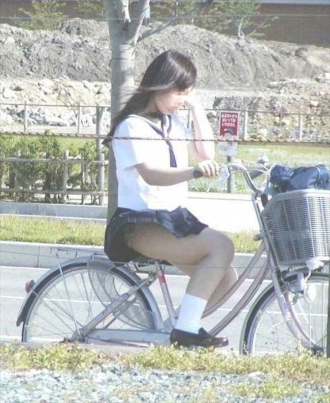 JK自転車パンチラエロ画像104枚 チャリで通学してる女子高生の立ちこぎや風チラ集めてみた058