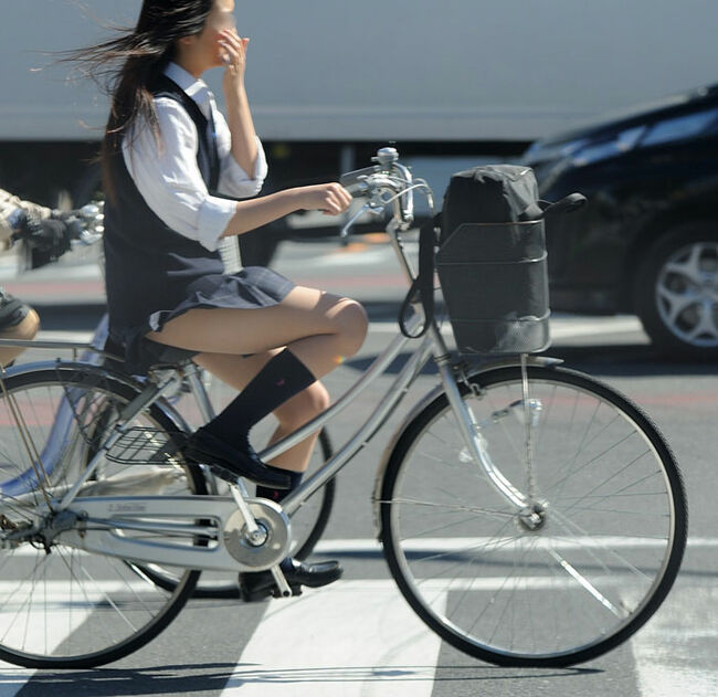 JK自転車パンチラエロ画像104枚 チャリで通学してる女子高生の立ちこぎや風チラ集めてみた064