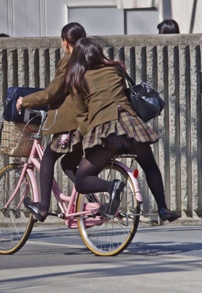 JK自転車パンチラエロ画像104枚 チャリで通学してる女子高生の立ちこぎや風チラ集めてみた083