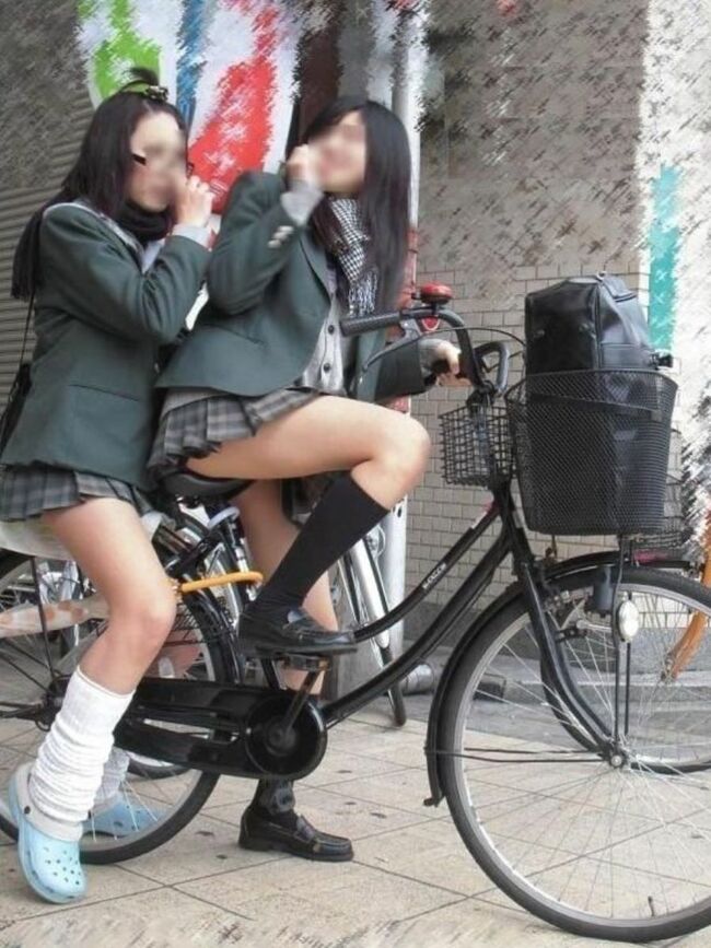 JK自転車パンチラエロ画像104枚 チャリで通学してる女子高生の立ちこぎや風チラ集めてみた087