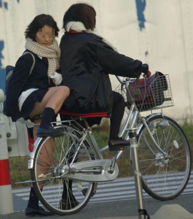 JK自転車パンチラエロ画像104枚 チャリで通学してる女子高生の立ちこぎや風チラ集めてみた089
