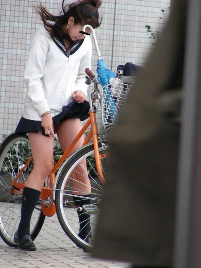 JK自転車パンチラエロ画像104枚 チャリで通学してる女子高生の立ちこぎや風チラ集めてみた099