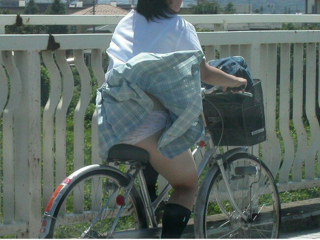 JK自転車パンチラエロ画像104枚 チャリで通学してる女子高生の立ちこぎや風チラ集めてみた101