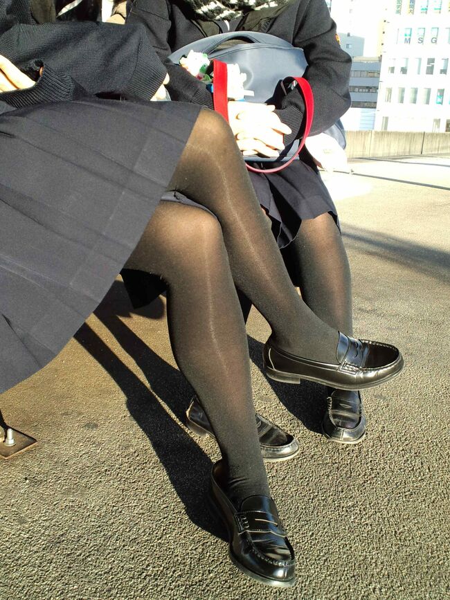 JKパンスト エロ画像108枚 冬服女子高生の黒スト・黒タイツムチムチ太もも盗撮集めてみた014