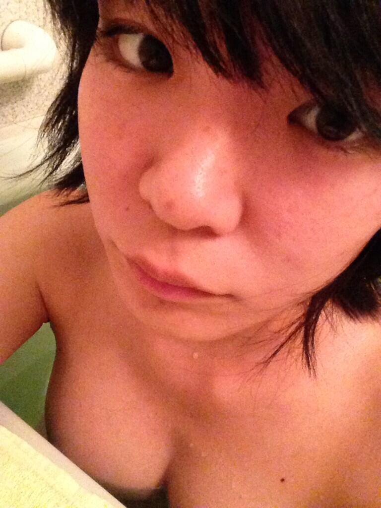 Twitter裏垢で20歳素人が入浴中の顔出し乳出し自撮り画像001