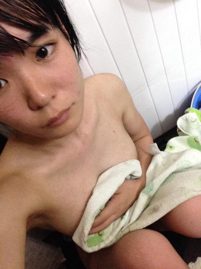 Twitter裏垢で20歳素人が入浴中の顔出し乳出し自撮り画像009