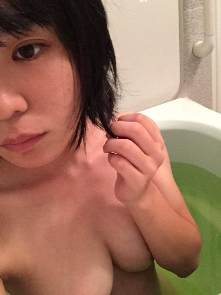 Twitter裏垢で20歳素人が入浴中の顔出し乳出し自撮り画像012