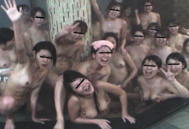 お風呂で記念写真を撮影している女子たちのエロ画像を拡散♪001