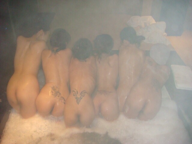 お風呂で記念写真を撮影している女子たちのエロ画像を拡散♪005