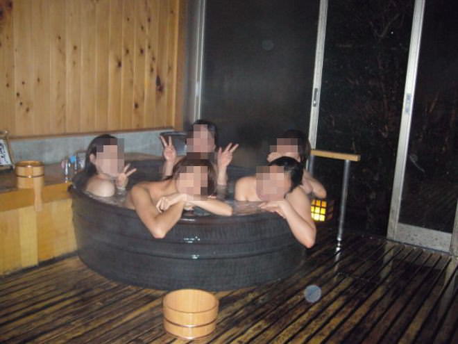 お風呂で記念写真を撮影している女子たちのエロ画像を拡散♪015