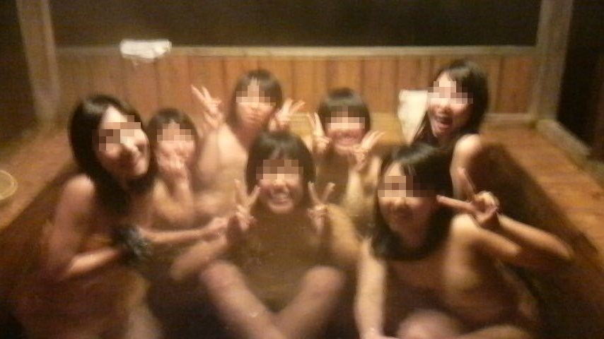 お風呂で記念写真を撮影している女子たちのエロ画像を拡散♪016