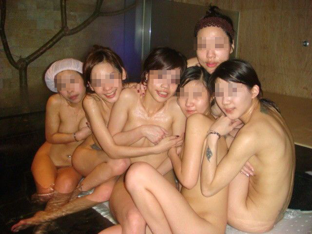 お風呂で記念写真を撮影している女子たちのエロ画像を拡散♪019