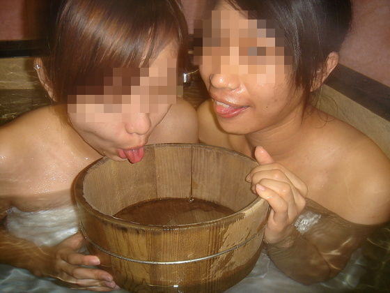 お風呂で記念写真を撮影している女子たちのエロ画像を拡散♪021