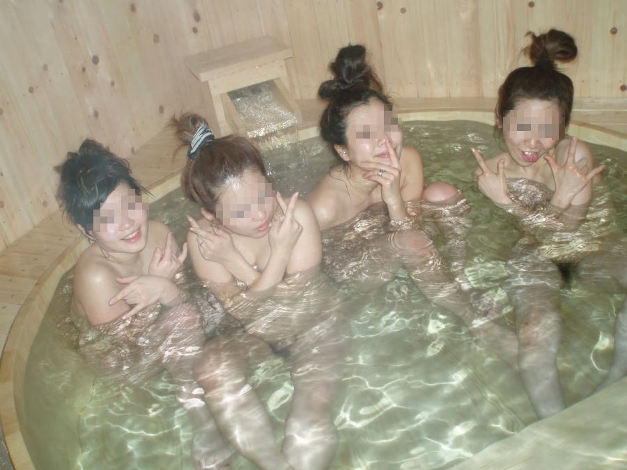 お風呂で記念写真を撮影している女子たちのエロ画像を拡散♪023